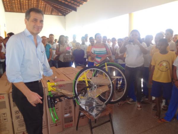 Estudantes da localidade Vereda Grande recebem bicicletas do Pedala Piauí