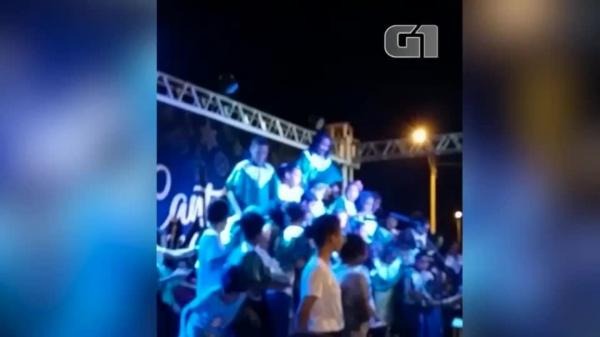 Estrutura desaba e crianças caem durante apresentação de coral de Natal no Sul do Piauí
