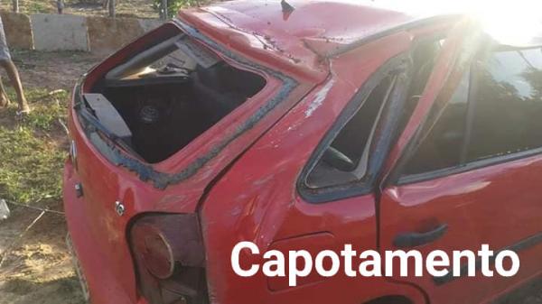 Homem sai ileso após perder o controle e capotar carro várias vezes