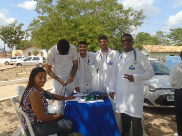 Acad&ecirc;micos de Fisioterapia realizam a&ccedil;&atilde;o social em bairro de Floriano. (Imagem:FlorianoNews)