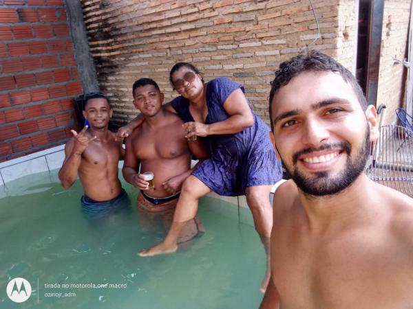 Erick com a m&atilde;e e amigos(Imagem:Reprodu&ccedil;&atilde;o)