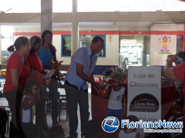Cacau Show de Floriano doa ovos de chocolate para crian&ccedil;as da Creche Municipal.(Imagem:FlorianoNews)