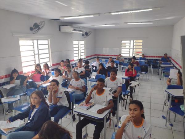 Rep&oacute;rter Amarelinho visita escolas(Imagem:FlorianoNews)