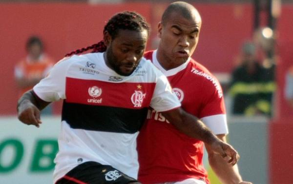 Autor do gol do Fla, Love enfrenta marca&ccedil;&atilde;o de Rodrigo Moledo.(Imagem: Wesley Santos / Futura Press)