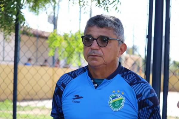 Fl&aacute;vio Ara&uacute;jo, t&eacute;cnico do Altos(Imagem:J&uacute;lio Costa)