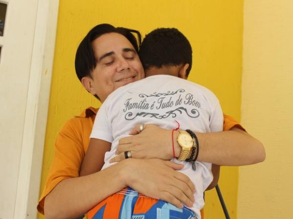 "Relação para vida toda", diz professor solteiro que adotou criança no Piauí