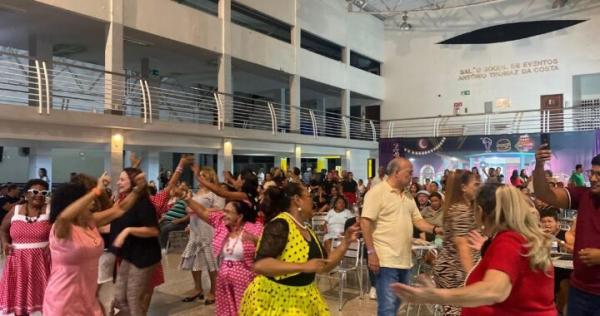 Sarau Recreativo aos 60 & 70 encanta o público música e muita energia