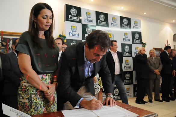Ministro assina convênio para construção da Unidade Feminina da Fazenda da Paz