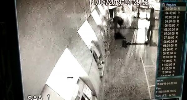 Vídeo mostra criminosos tentando arrombar caixa do Banco do Brasil na Av. Jóquei Clube
