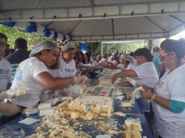 Teresina ganha bolo de 8 m e 163 kg para comemorar aniversário