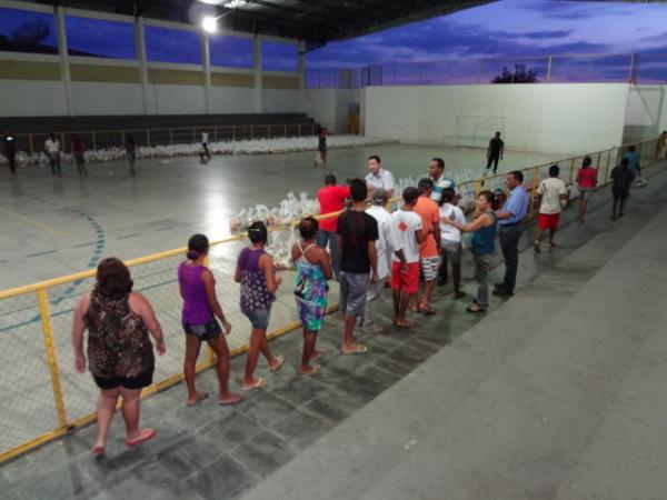 Fam&iacute;lias s&atilde;o beneficiadas com cestas b&aacute;sicas.(Imagem:FlorianoNews)
