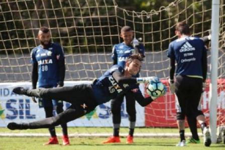 Flamengo viaja para a Colômbia com três goleiros, mas tem desfalques