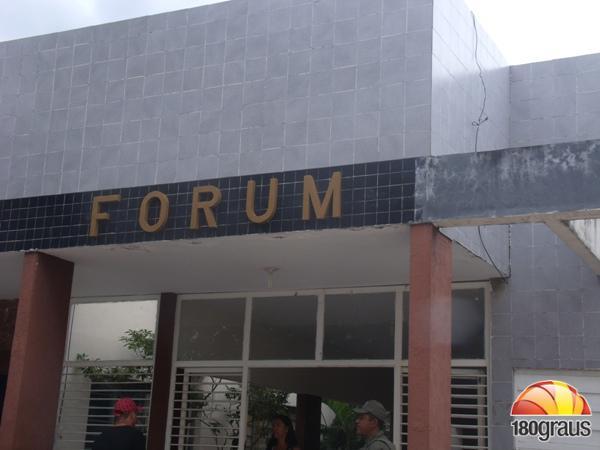 F&oacute;rum de Floriano est&aacute; caindo aos peda&ccedil;os.(Imagem:Lorenna Ribeiro e Jana&iacute;na Santos)
