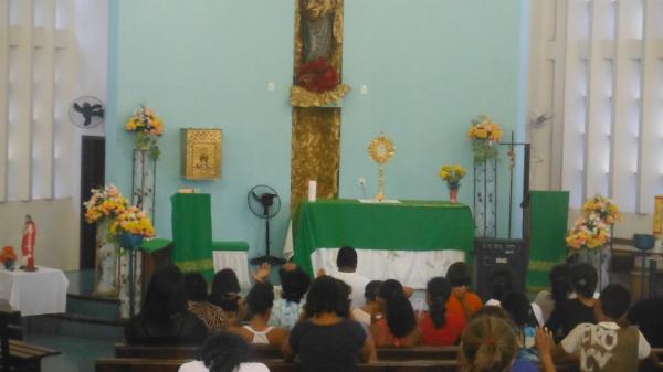 Momento de espiritualidade na Igreja de Nossa Senhora das Gra&ccedil;as.(Imagem:FlorianoNews)