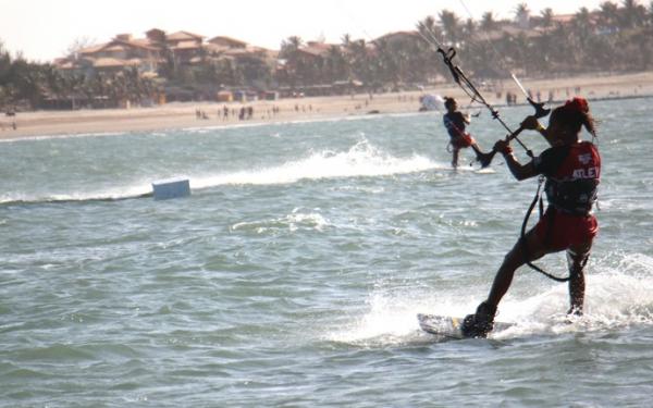 Do futebol para o kite: mar e manobras radicais viraram paix&atilde;o de Estef&acirc;nia. (Imagem:Emanuele Madeira)