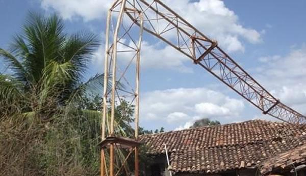 Torre de R&aacute;dio desaba em Porto e deixa duas vitimas fatais(Imagem:180Graus)
