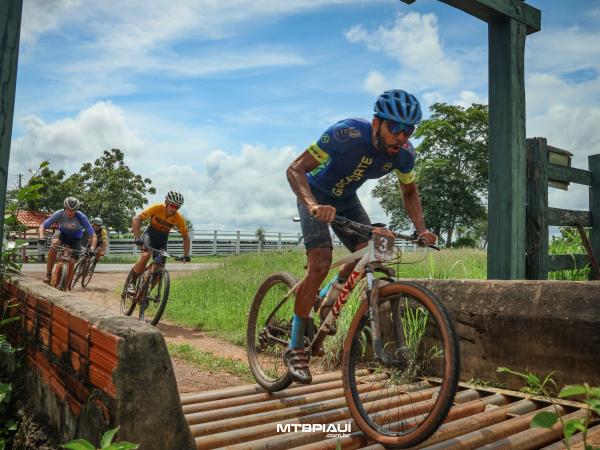 Atletas desbravaram as belas trilhas no Desafio Jenipapo Bike, abertura do Piauiense de MTB.(Imagem:Divulgação)