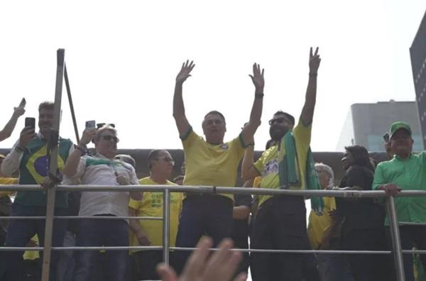 O governador do estado de S&atilde;o Paulo, Tarc&iacute;sio de Freitas (Republicanos), sobe em trio el&eacute;trico, ao lado de Bolsonaro, para ato contra Alexandre de Moraes na Avenida Paulista.(Imagem: Ale Mendon&ccedil;a)