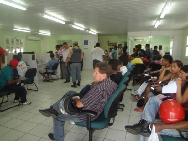 ovimenta&ccedil;&atilde;o e indigna&ccedil;&atilde;o no DETRAN de Floriano. (Imagem:FlorianoNews)