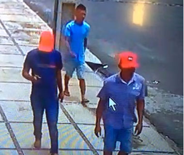 Assaltantes rendem motorista e roubam carro na zona Norte