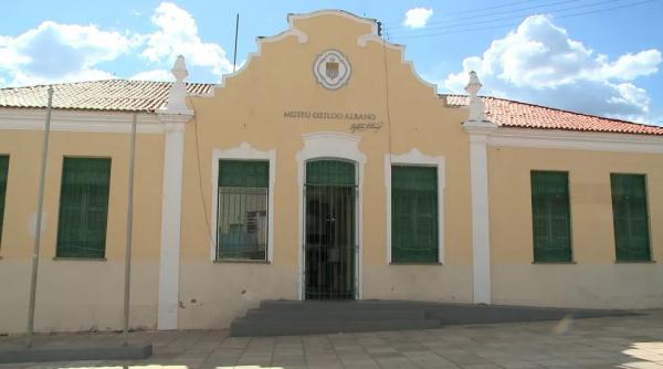 133 anos de Picos: família mantém museu particular há meio século com lamparina de 2 mil anos