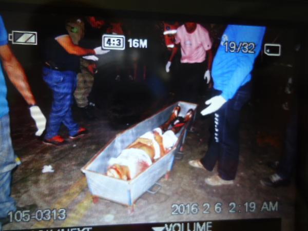Corpo da v&iacute;tima foi periciado e recolhido do local.(Imagem:Pol&iacute;cia Civil)
