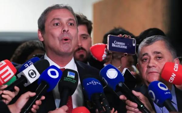 Lindbergh Farias e Jos&eacute; Guimar&atilde;es em coletiva ap&oacute;s reuni&atilde;o de l&iacute;deres.(Imagem:Lula Marques/Ag&ecirc;ncia Brasil)