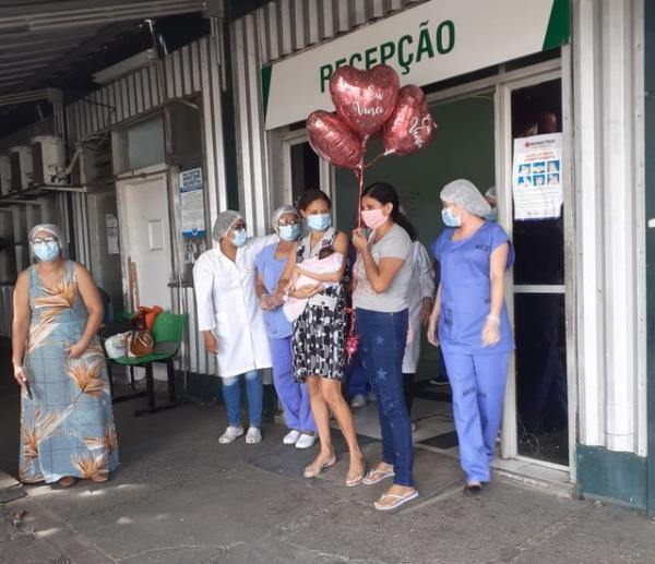 Mãe curada da Covid-19 recebe alta após 16 dias na UTI e se emociona ao ver filha pela primeira vez