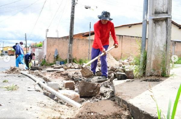 Prefeitura de Floriano retoma serviços de tapa-buracos com melhorias em bairros da cidade(Imagem:Reprodução/Instagram)