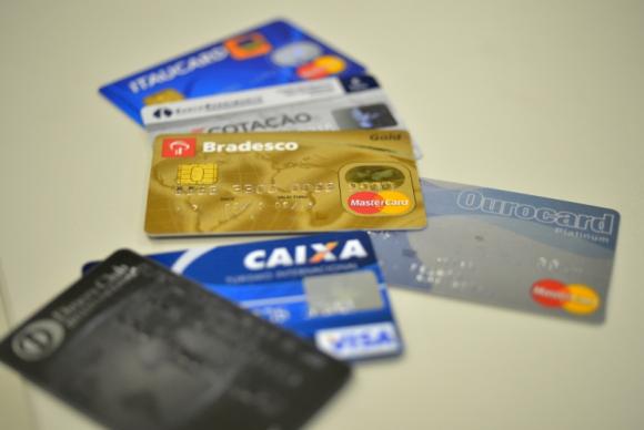 Juros do cartão de crédito rotativo estão mais altos