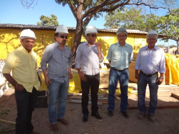 Prefeito visita obras de Conjunto Habitacional em Floriano