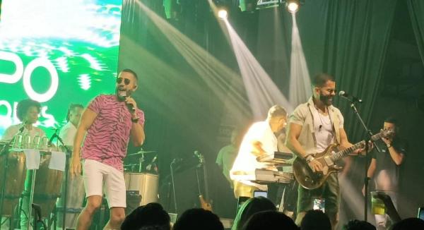Rafa e Pipo Marques e É o Tcham levam alegria e muito axe music aos foliões