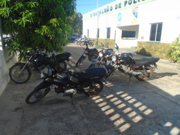 Motocicleta com chassi adulterado é recuperada pela PM de Floriano