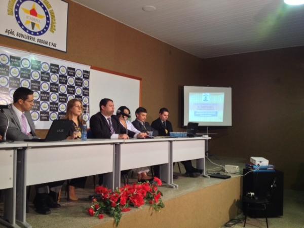 Delegado James Guerra da Pol&iacute;cia Civil do Piau&iacute; e peritos do Distrito Federal comp&otilde;em bancada que apresenta resultado de investiga&ccedil;&atilde;o solicitada por MInist&eacute;rio P&uacute;blico Estadual do (Imagem:Gil Oliveira/G1)