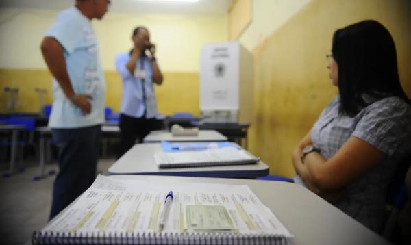 Em Belém, no Pará, urna eletrônica apresenta problema e é preciso ser trocada.(Imagem:Tânia Rêgo/Agência Brasil)