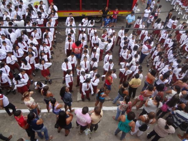 Desfile Cívico Escolar comemora o Dia do Trabalhador em Floriano
