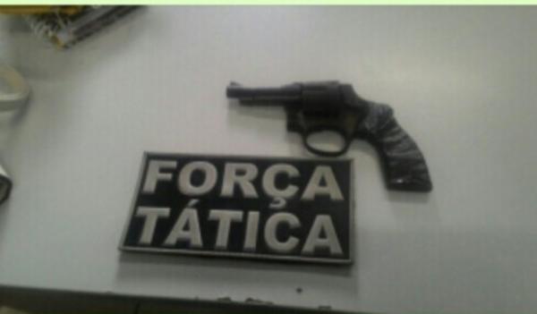 Menor &eacute; apreendido com rev&oacute;lver calibre 32 em Floriano.(Imagem:For&ccedil;a T&aacute;tica)