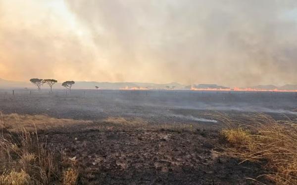 Incêndio de grande proporção na Chapada dos Veadeiros; aviões ajudam no combate às chamas