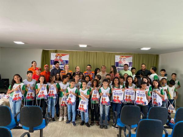 Defesa Civil realiza entrega de kits escolares em unidades de ensino de Pedro II e Piripiri