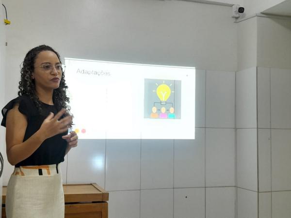 Centro Educacional de Floriano recebe especialista em neuroaprendizagem