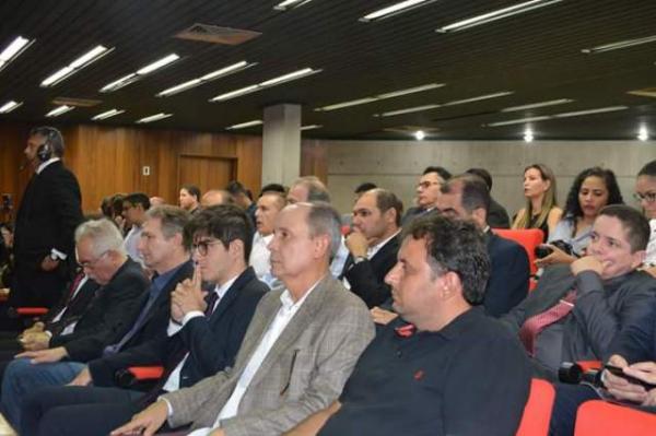 Deputado Gustavo Neiva prestigia entrega de título à empresário. (Imagem:ASCOM)