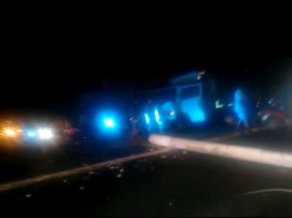 Caminh&atilde;o colide e derruba poste em Floriano.(Imagem:FlorianoNews)