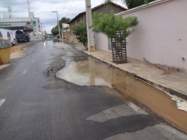 Vazamento de &aacute;gua est&aacute; causando transtornos em ruas de Floriano.(Imagem:FlorianoNews)