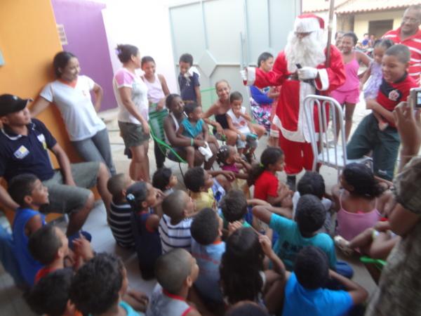Papai Noel distribuiu brinquedos no bairro Bom Lugar