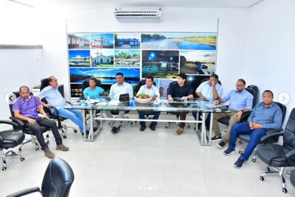 Vereadores discutem estratégias para concessão de abastecimento de água e esgoto em reunião na PMF