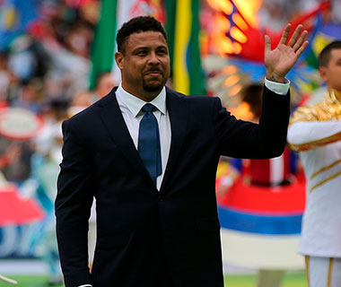 Copa começa com pontapé simbólico de Ronaldo e Putin aplaudido