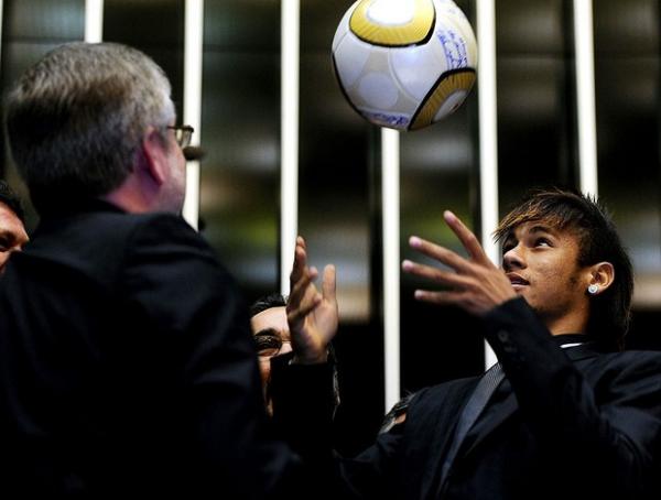 Neymar e o deputado Marco Maia 'tabelam' no plen&aacute;rio.(Imagem: Saulo Cruz / Ag&ecirc;ncia C&acirc;mara)