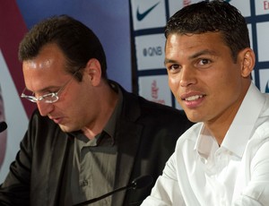 Ao lado de Leonardo e magnata árabe, Thiago Silva é apresentado no PSG