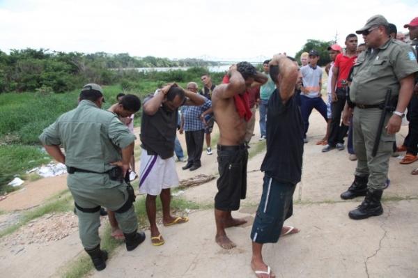 Polícia prende 6 pessoas por roubo de cordão, fuga e desacato a autoridade