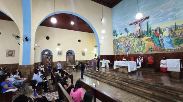 Izadora Mourão: Mãe não comparece à missa de 7º dia da advogada
